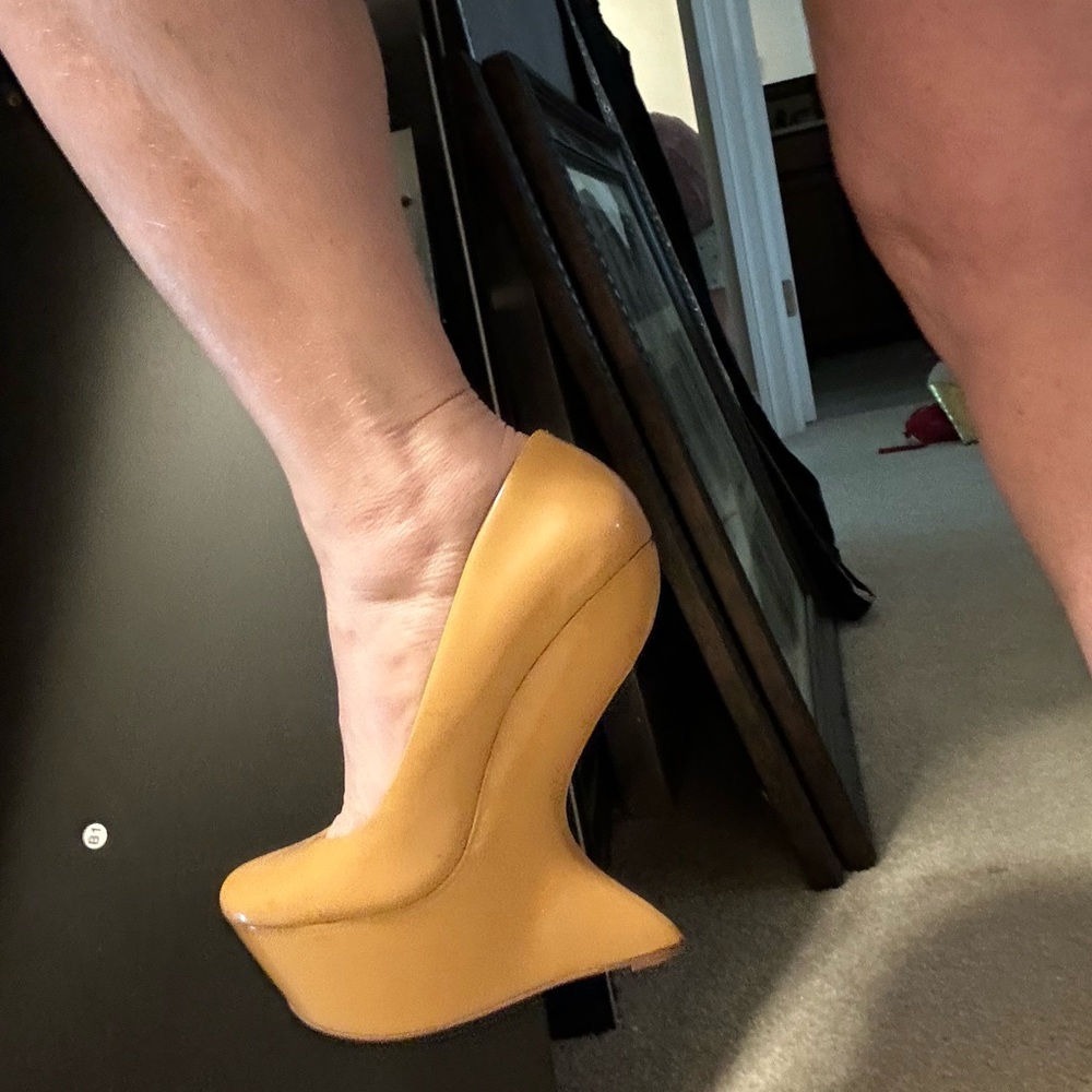 Unique platform head Turner!